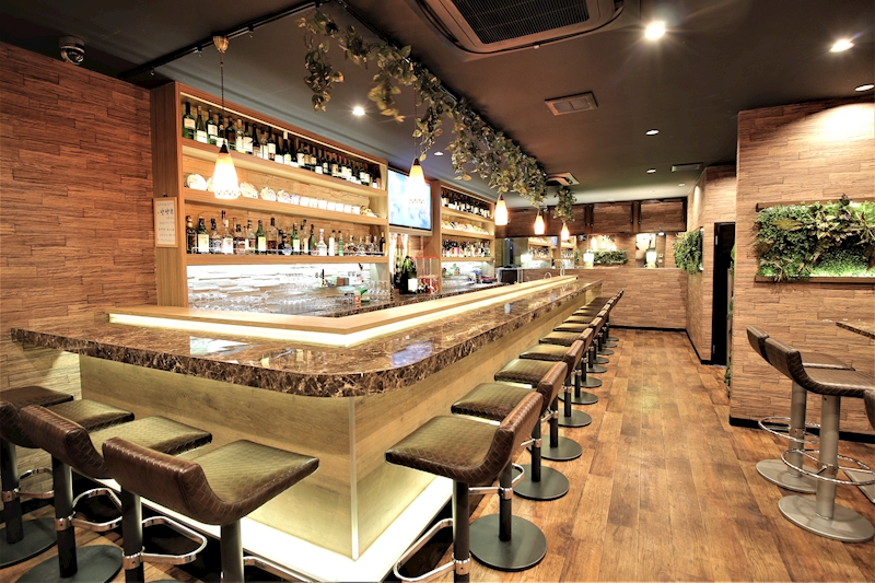 明るい店内 - 木調とゴールドの温かい空間