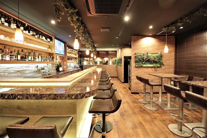 BOX席もあり - 清潔感のあるメインフロア